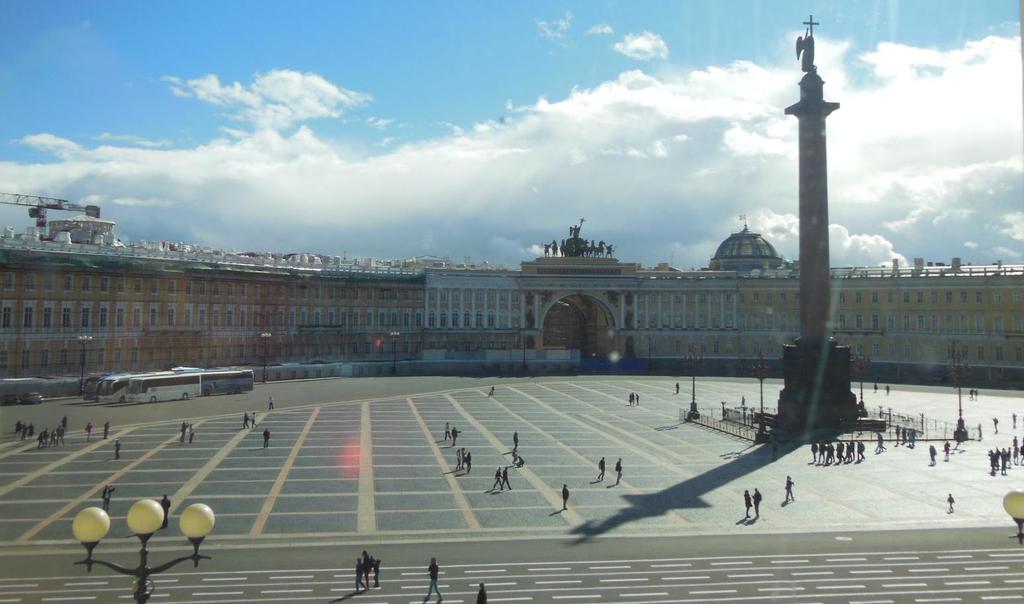 Europäische Plätze: Der Palastplatz in Sankt Petersburg Der Palastplatz in Sankt Petersburg, Blick nach Süden. (Foto: Flickr-User Sandy Kemsley, CC BY-NC-ND 2.