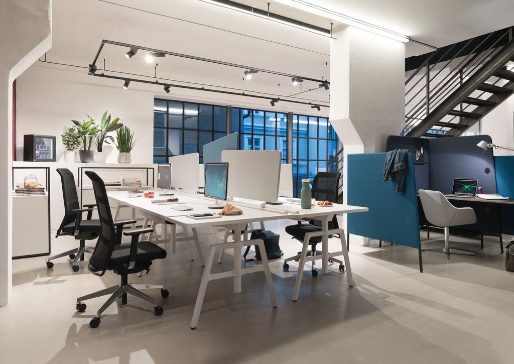 etio Einzelarbeitsplatz. Good Vibrations im Büro: etio stellt dem puristisch-kühlen Design heutiger Büroprogramme eine emotionalere Sichtweise entgegen.