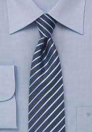 Krawatten mit kleineren Mustern.