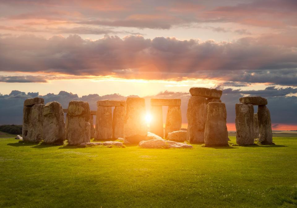 Stonehenge Weiter reisen wir zum mystischen und eindrucksvollen Steinkreis Stonehenge. Seine Entstehung und Nutzung werfen bis heute noch viele Fragen auf.
