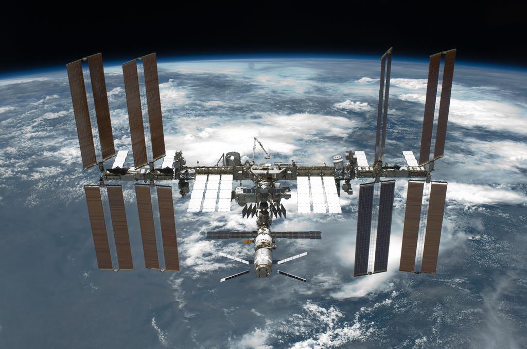 Unterrichtsmaterialien zur Hintergrund Die Internationale Raumstation Abbildung 2: Die ISS im Jahre 2011 (Bild: NASA). Seit 1998 wird die Internationale Raumstation (ISS, Abb.