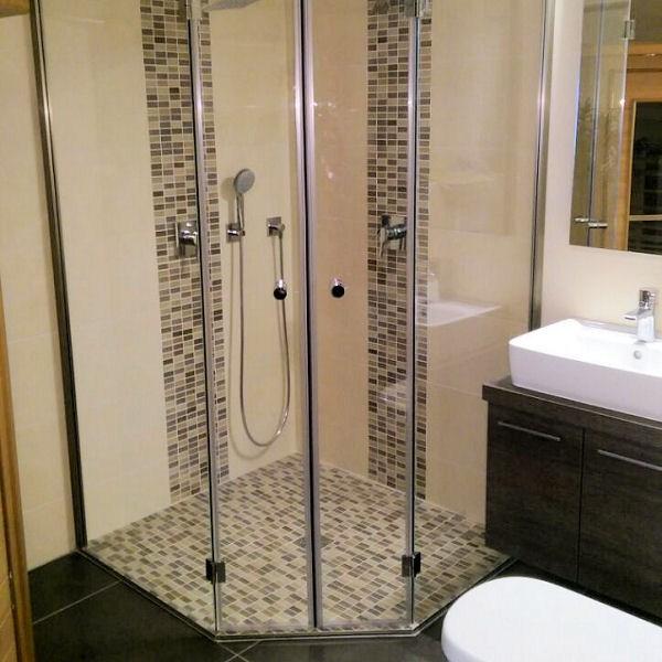 Echtglas-Duschen für jede Einbausituation Jede Glas-Duschabtrennung wird entsprechend der kundenindividuellen Einbausituation geplant und