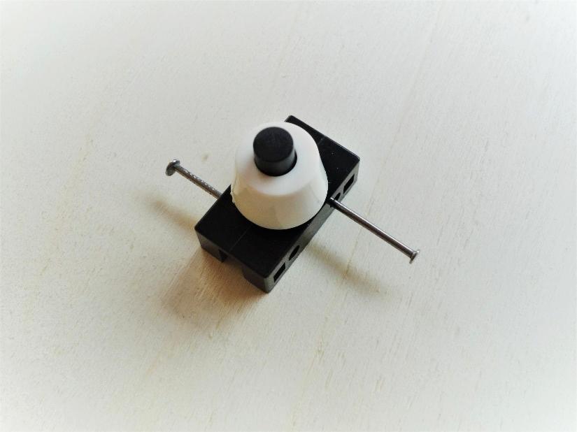 STROM 5 Stromkreis mit Schalter Material: 1 Glühbirne 1 Glühbirnen-Fassung 4,5-Volt-Batterie Mehrere Kabel mit Krokodilklemmen 1 Druck-Schalter mit Nägelanschlüssen Auftrag: