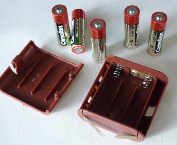 STROM 10 Aufbau einer 4,5-Volt-Batterie Material: 4,5-Volt-Batterie, aufgetrennt Braune Batteriebox 1,5-Volt-Batterien Glühbirne Auftrag: a) Betrachte den Aufbau der aufgetrennten 4.5-Volt-Batterie. Was stellst du fest?