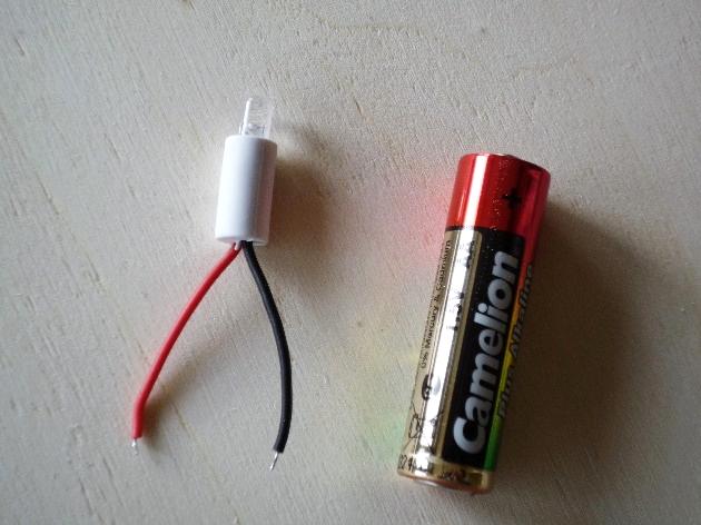 STROM 11 Stromkreis mit Leuchtdiode LED Material: 1 1,5-Volt- Rundbatterie 1 LED (Leuchtdiode 1,5 Volt) in Halterung!!!Achtung!!! Keine 4,5-Volt-Flachbatterie verwenden, diese zerstört die LED sofort!