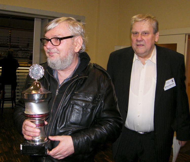 Lothar Kollberg mit dem Berliner Seniorenreferenten Hans-Jürgen Meißner war selbst am meisten überrascht, daß er Titel und (Wander-)Pokal geholt