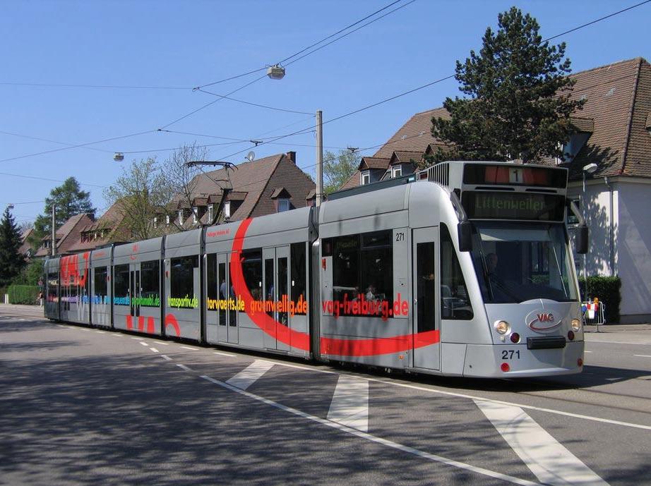 22.04.2007 : GT8C 271 basic (Bj.1999/ SIEMENS) bei Einfahrt in die Haltestellenanlage Römerhof A.