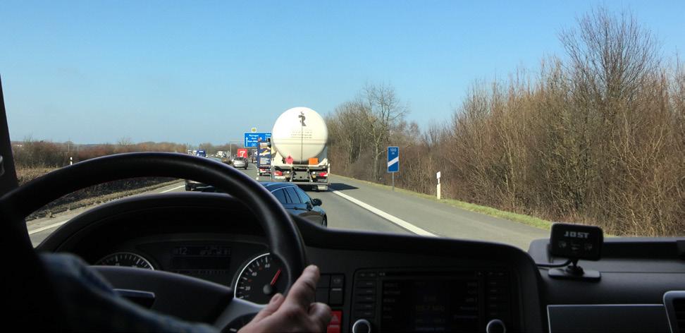 Sie fahren auf der Autobahn bei Tempo 80 mit dem gesetzlich vorgeschriebenen Mindestabstand von 50 m zum vorausfahrenden Lkw.