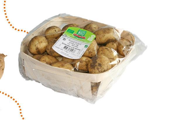 ZuBeginnder Saison wirddie FrühkartoffelvonHand geerntet und im Karton lose abgepackt. Ab Juni kann sie in eineraufmachung als verpacktwerden, hauptsächlichim1 Kg Frischebeutel.