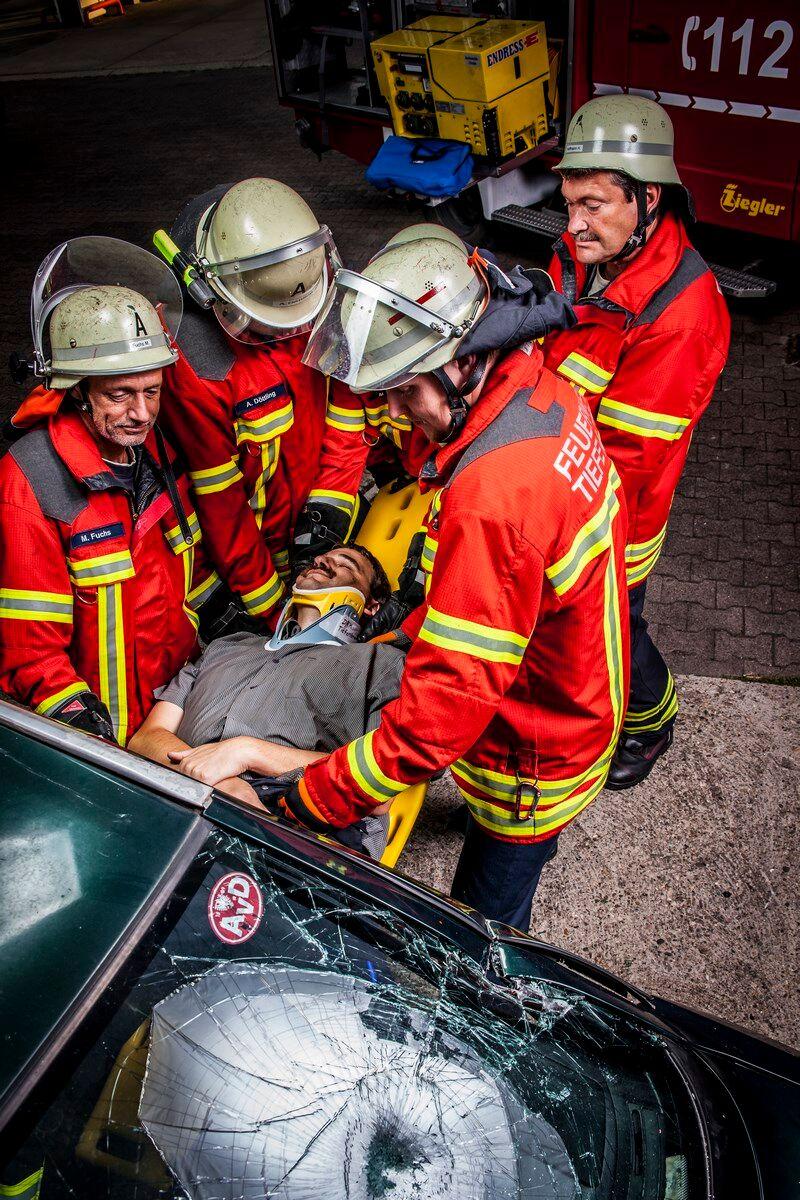 Hallo, wir heißen Matthias Fuchs, Jan Siart, Herbert Hoffmann und Michael Schoch. Wir retten gerade den schwer verletzten Fahrer mit dem Rettungsbrett rückenschonend aus dem Unfallfahrzeug.
