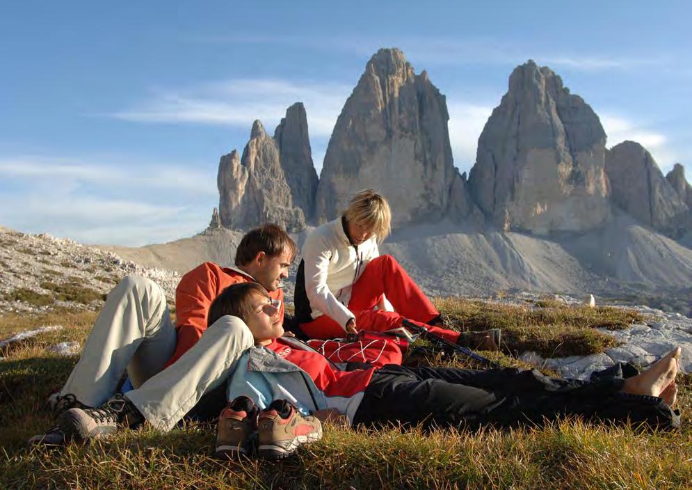 Könige der Dolomiten: Die Drei Zinnen Erleben Sie die faszinierende Landschaft der Dolomiten mit den majestätischen Gipfeln.