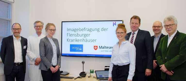 Beide Häuser zeigten ein großes Interesse an der Präsentation der Ergebnisse: Die Studentinnen Janina Ahrens und Julia Lupp mit (v.l.) Klaus Deitmaring und Prof. Dr.