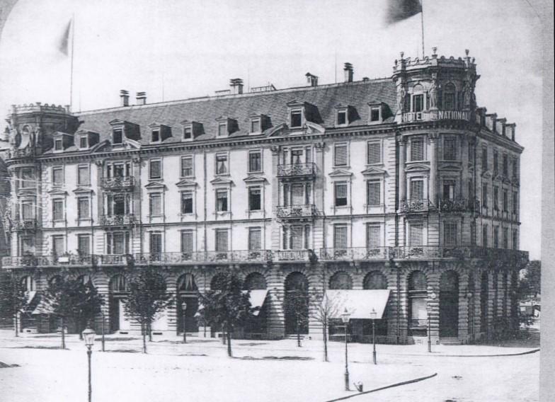 1876 Die Architekten Heinrich Honegger-Näf und Julius Bosshard erbauen das Hotelgebäude an der Bahnhofstrasse 93 und am Bahnhofplatz 7.