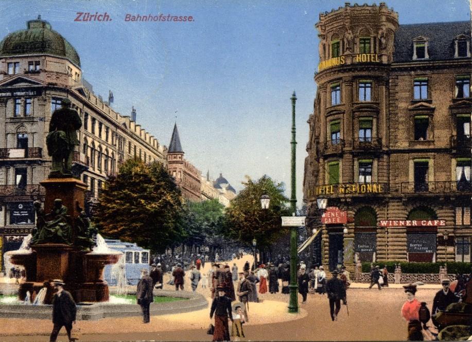 1908 Umbau des Hotels: Die klassizistischen Rundbögen an der Bahnhofstrasse werden durch eine Jugendstil-Fassade ersetzt.