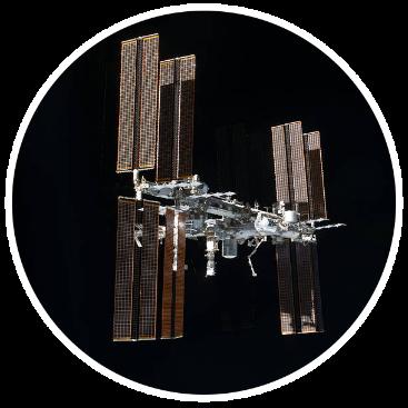 Die ISS befindet sich in einer niedrigen Umlaufbahn von etwa 400 km Höhe und umrundet die Erde 16 Mal am Tag, also etwa alle eineinhalb Stunden.