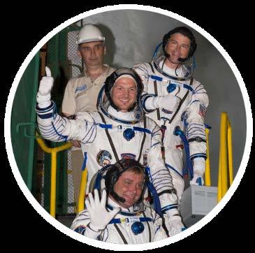 Die Crew der ISS-Expeditionen 40 und 41 begrüßt das Publikum auf dem Weg zur Spitze der Sojus-Rakete ESA/S.