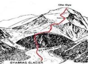Bei entsprechender Schneelage wird in eineinhalb Tagen das eigentliche Basislager, das Tichy- Lager, auf einer Höhe von 5680 m mit der Hilfe von Yaks erreicht. Zum 1. Hochlager (auf ca.