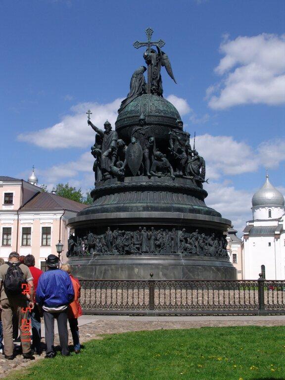 Besuchermagnet ist das im Zentrum des Kreml-Territoriums 1862 errichtete Denkmal Tausend Jahre Russland In drei Ebenen erzählt es die Geschichte Russlands.