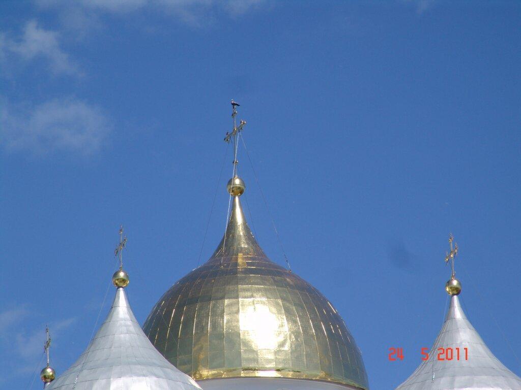 Zum Abschluss meines heutigen Berichts will ich noch auf das Kreuz eingehen, das sich auf der vergoldeten Kuppel der Sophienkathedrale befindet. Erkennt ihr die metallene Taube auf dem goldenen Kreuz?