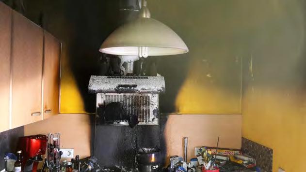 Einsätze Küchenbrand in Allentsteig Ein Feuerwehrmitglied verteilte im Gemeindebau die Feuerwehrzeitung und bemerkte bei einer Wohnungstür Brandgeruch. Zur selben Zeit kam die Mieterin nach Hause.