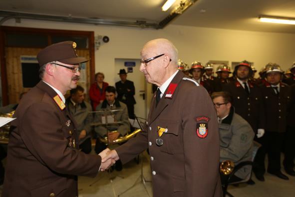 Ehrenzeichen für 70 jährige verdienstvolle Tätigkeit des NÖ Landesfeuerwehrverbandes ELM GENNER Franz sen. ABI Karl Kainrath, ELM Franz Genner sen.