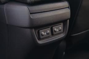 PRESTIGE 17-Zoll-Leichtmetallfelgen Adaptive elektrische Servolenkung Adaptives Dämpfersystem Audiobedienung am Lenkrad Bluetooth -Freisprecheinrichtung* Einparkhilfe vorn und hinten
