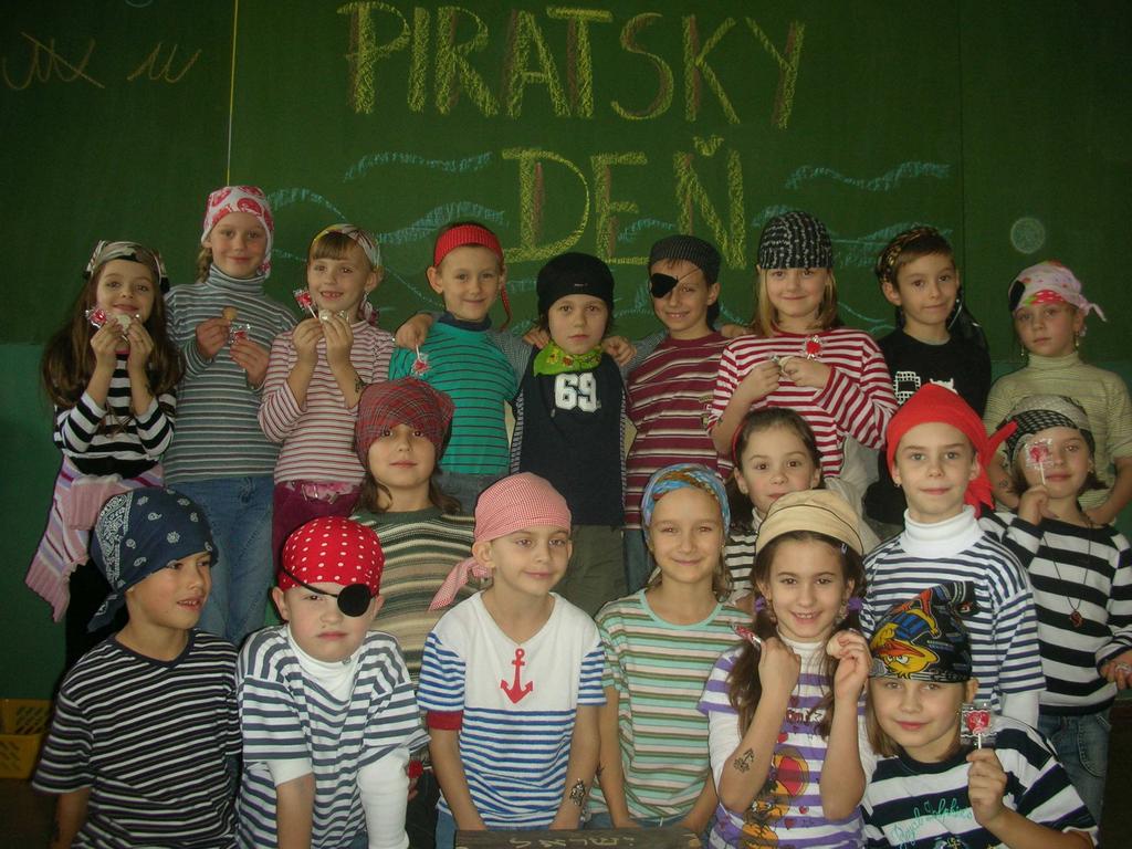 PRVÝ STUPEŇ NA SLOVÍČKO PIRÁTSKY DEÒ Vo štvrtok 29. novembra sa naša trieda 1.C premenila na Pirátsku loď. Piráti sa vypravili na cestu za pokladom.