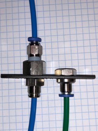 Der im Bild rechts dargestellte Fitting kann durch Einstecken eines 3m Inbusschlüssels gedreht werden.