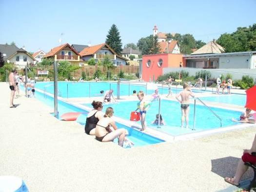 Kúpalisko Krasňany Katastrálne územie: Bratislava - Rača Plocha areálu celkom: 8 104 m 2 Z toho bazénová plocha: 250 m 2 Okamžitá kapacita kúpaliska: 1 300 návštevníkov STARZ zabezpečuje sezónnu