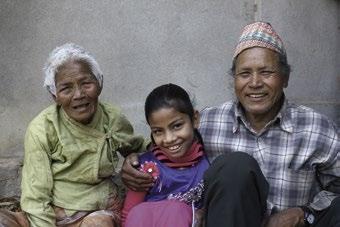 63, mit seiner Mutter und seiner Tochter aus zweiter Ehe, Nepal Judith Escribano/HelpAge International, 2016 Daw Mu Nge, 63, mit drei ihrer Enkelkinder, Myanmar