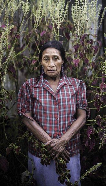 A2 Teresa 61 Jahre, aus Kolumbien Teresa ist 61 Jahre alt und gehört der indigenen Gruppe der Awá an.