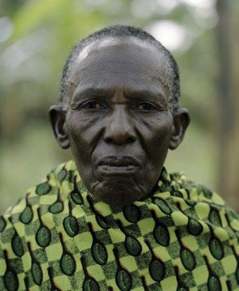 A2 Felista Basheka 78 Jahre, aus Tansania Seit 16 Jahren lebt Felista ( ) mit ihrer Enkelin Josephina zusammen, nachdem ihre Tochter bei der Geburt gestorben war und der Vater sich aus dem Staub