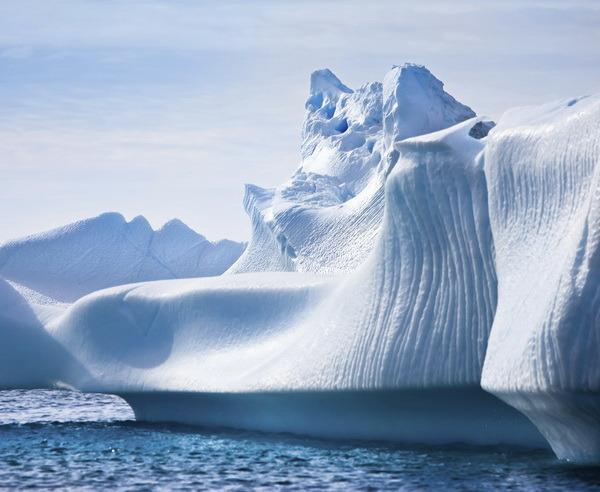 Die Antarktis ist ein Kontinent der Superlative. Nirgendwo sonst ist es kälter, windiger und trockener. Im antarktischen Sommer zwischen Dezember und Februar scheint die Sonne 24 Stunden lang.