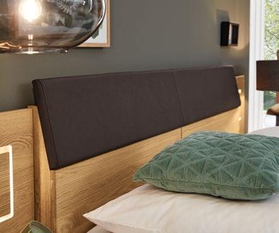 dezenter LED- Ambientebeleuchtung Betten - mit schräg gestelltem Massivholzkopfteil - mit Kunstleder gepolstert - Schwebende