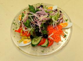 Salatteller 9,20 Chefsalat (3) frische Blattsalate, Tomaten, Gurken mit Ei, Schinken-Käse Streifen &