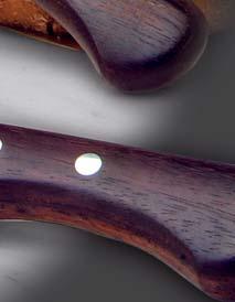 44 45 Les couteaux de la série rustique CUISINIER en manches de palissandre sont façonnés selon leur fonction