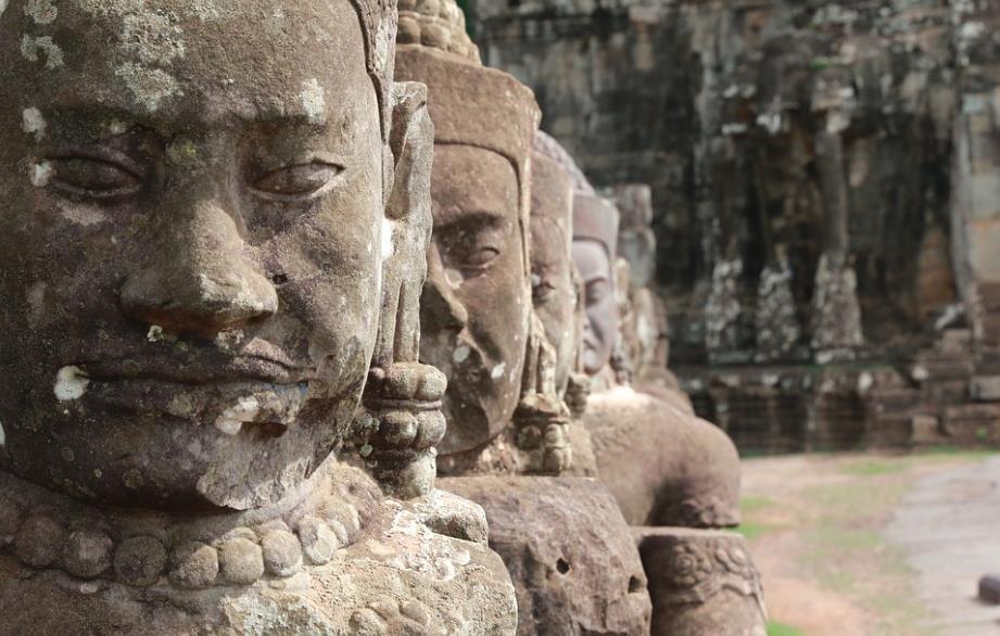 Schlangen. Weiters besuchen Sie auf Ihrer Entdeckungsreise von Angkor weiter südlich zwei Tempel, die von Suryavarman II im zwölften Jahrhundert erbaut wurden, Thommanon und Chau Say Tevoda.
