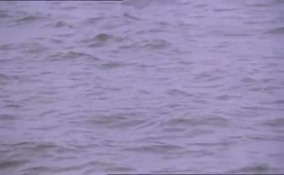 Das Bild des fließenden Wassers suggeriert Vergänglichkeit. Anders als Koundouros wollte Angelopoulos keinen Kleinasien -Film drehen.