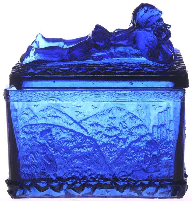 Abb. 2012-2/08-001 Deckeldose mit einem Zwerg, auf den Seiten Zwerge in einem Bergwerk, blaues Pressglas, H xxx cm, B xxx cm, L xxx cm Sammlung Glasmuseum Gus-Khrustalny erstmals Radeberg, s.