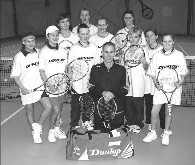 Aus dem TOPSPIN Für zehn Dunlop Nachwuchsspieler ging ein Traum in Erfüllung Trainieren mit John McEnroe Für viele ist es ein Traum, mit einem der weltbesten Tennisspieler aller Zeiten einige Bälle