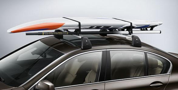 Surfboard und Mast sicher auf allen BMW Dachträgersystemen.