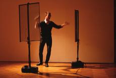 Theremin - The Art of Body Mass Das Ganzkörpertheremin lässt die BesucherInnen in eine Welt zwischen Musik und Physik eintauchen und durch Bewegung im Raum den Einfluss ihres Körpers