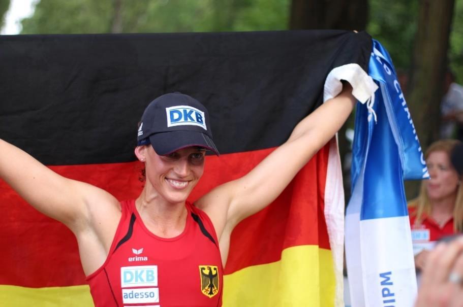 Juli 2015 - Lena Schöneborn wird Weltmeisterin im Modernen Fünfkampf und gewinnt Silber in der Teamwertung.