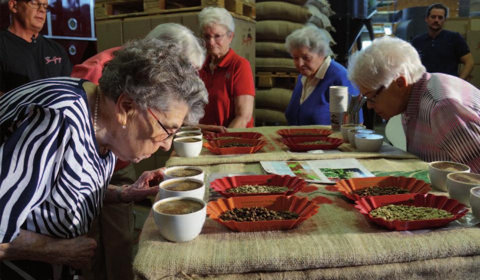 Die Seniorinnen von «Chez Grand Maman» beim Degustieren einer besonders magenschonenden Kaffeemischung in der caffè Don George Gourmetrösterei in Untervaz.