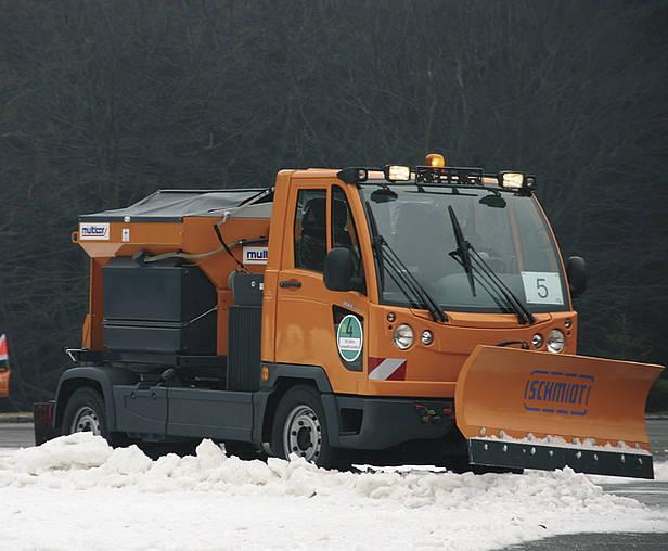Multicar Schmalspur-Arbeiter kämpfen sich durch Schnee und Eis Auf dem Kleinen Inselsberg bei Eisenach präsentierte Multicar neue