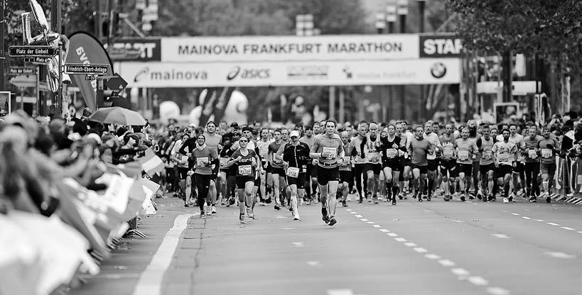 LOKALSPORT Kalenderwoche 45 Seite 19 13 934 Starter gehen in Frankfurt auf die Marathon-Strecke. Foto: fk Taunus-Läufer beim Marathon flott unterwegs Hochtaunus (fk). Rekorde, Rekorde: Die 37.
