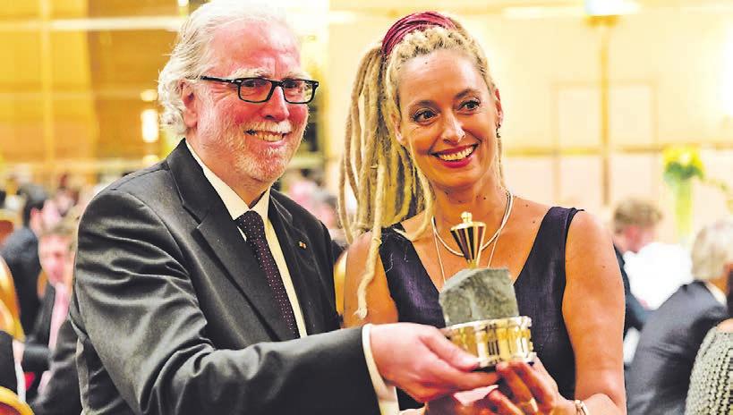 HOCHTAUNUS VERLAG Kalenderwoche 45 Seite 5 VDV-Präsident Wilfried Grunau überreicht Preisträgerin Tara Stella Deetjen die Auszeichnung.