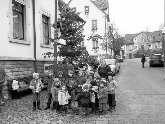 22 Villa Kunterbunt ein Lied, bevor sie mit einem kleinen Nikolaus-Präsent überrascht wurden. Mit dem Versprechen nächstes Jahr wieder zu kommen, machten sie sich wieder auf den Weg zum Kindergarten.