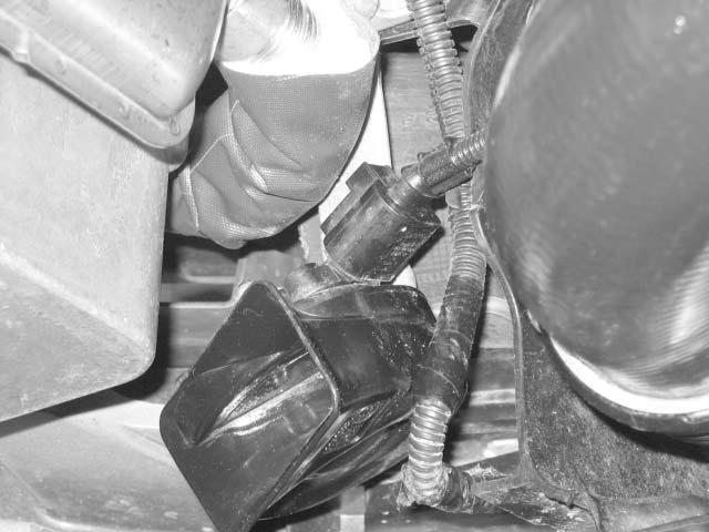 Heizgerät (vormontiert) Heizgerät montieren Auf Freigängigkeit der Abgasanlage zu fzg.