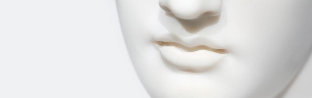Mund den Lippen eine Kontur geben Im Laufe des Lebens verlieren die Lippen an Volumen und machen den Gesichtsausdruck oft streng oder traurig.